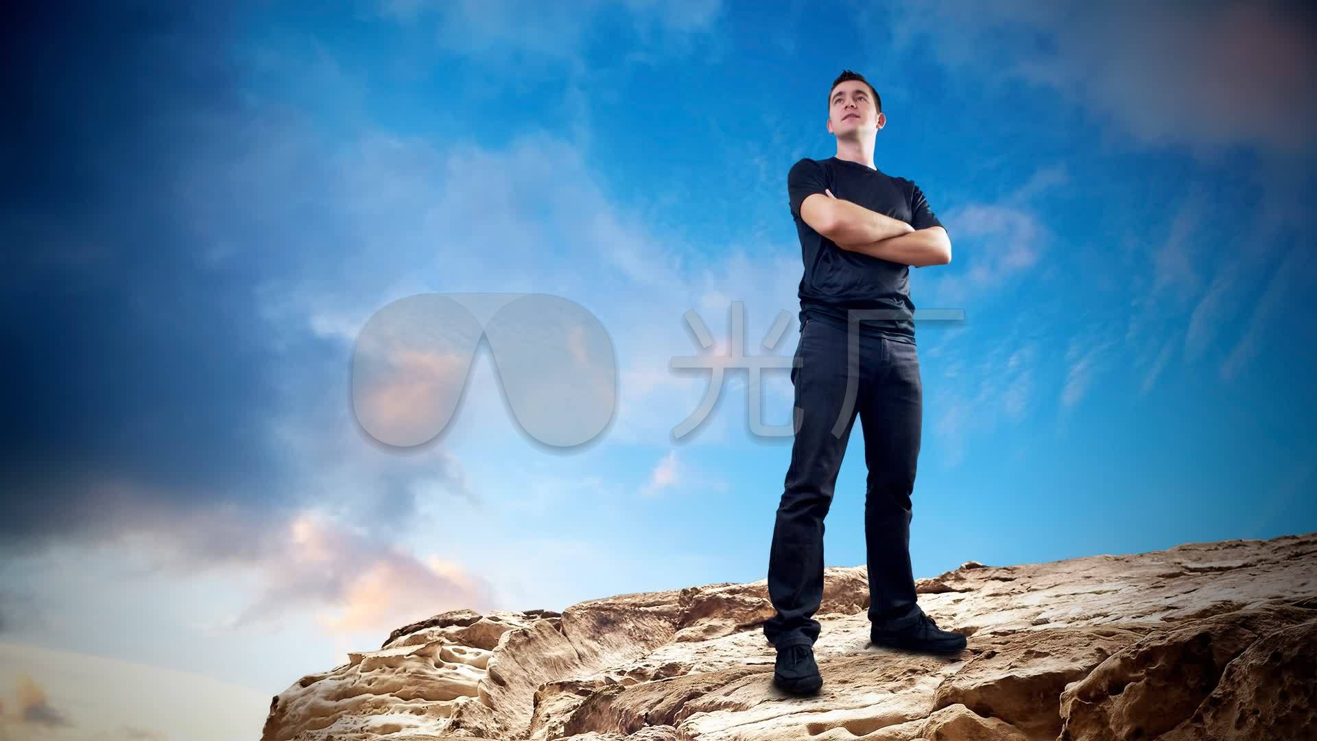 男人站在山顶眺望
