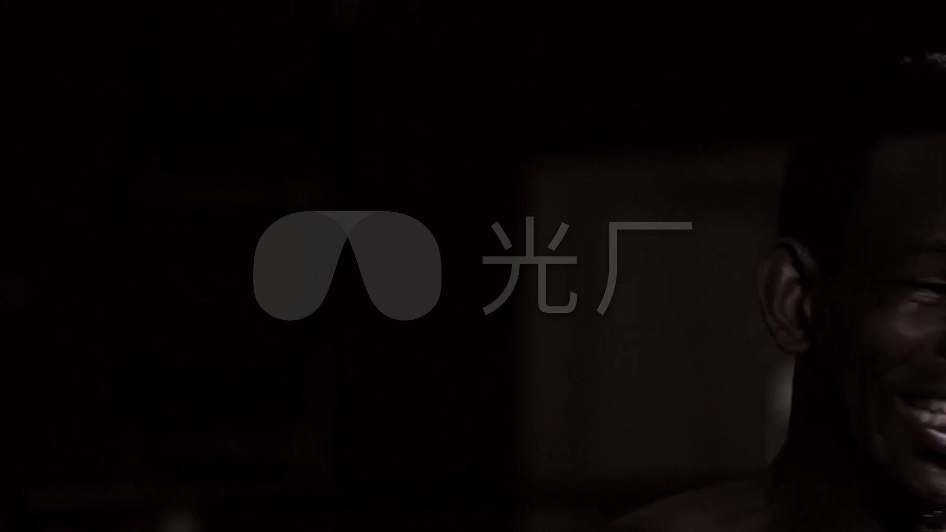 黑人拳击手竞技训练展现力量斗志毅力