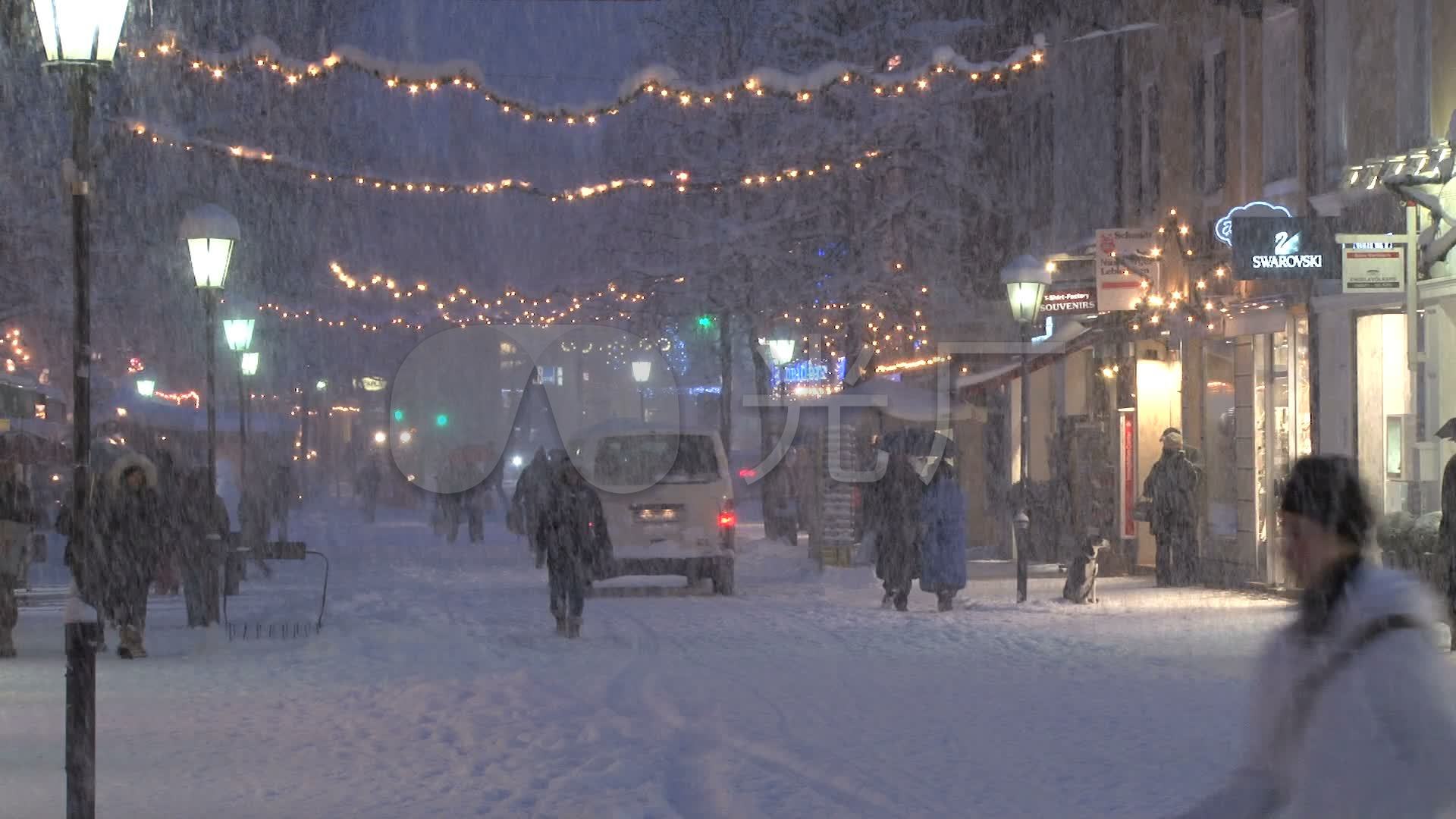 雪夜街道行人路灯时钟霓虹灯_1920x1080_高清视频素材