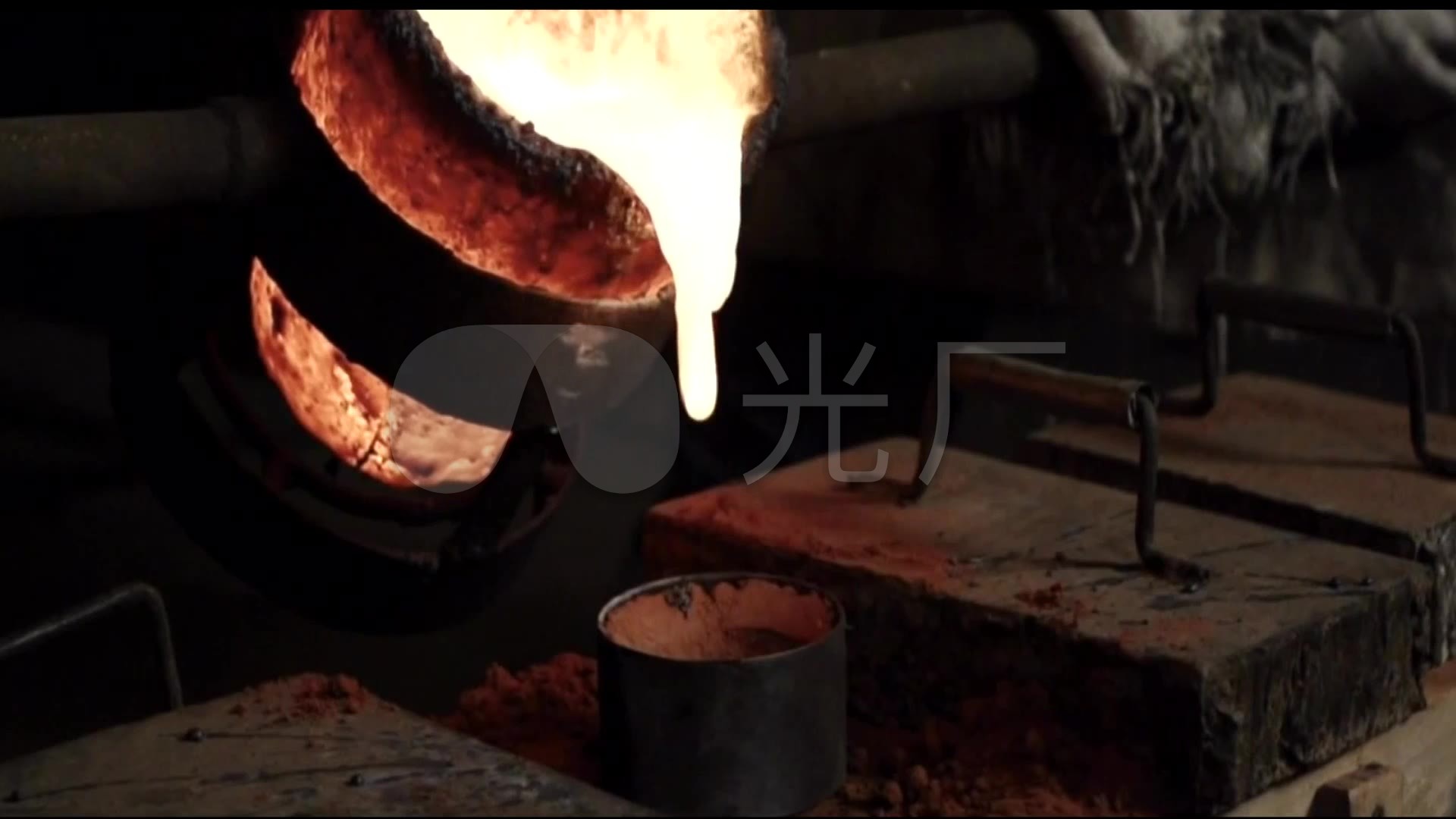 中国古代火炉火焰冶炼金属熔炉炼铜火焰浓烟