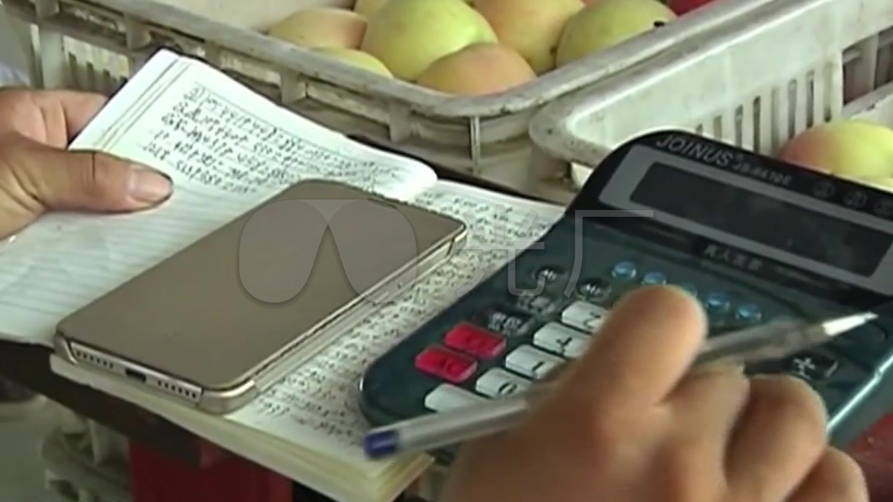 商贩用计算器算账实拍_1280x720_高清视频素材下载(编号:1620126)