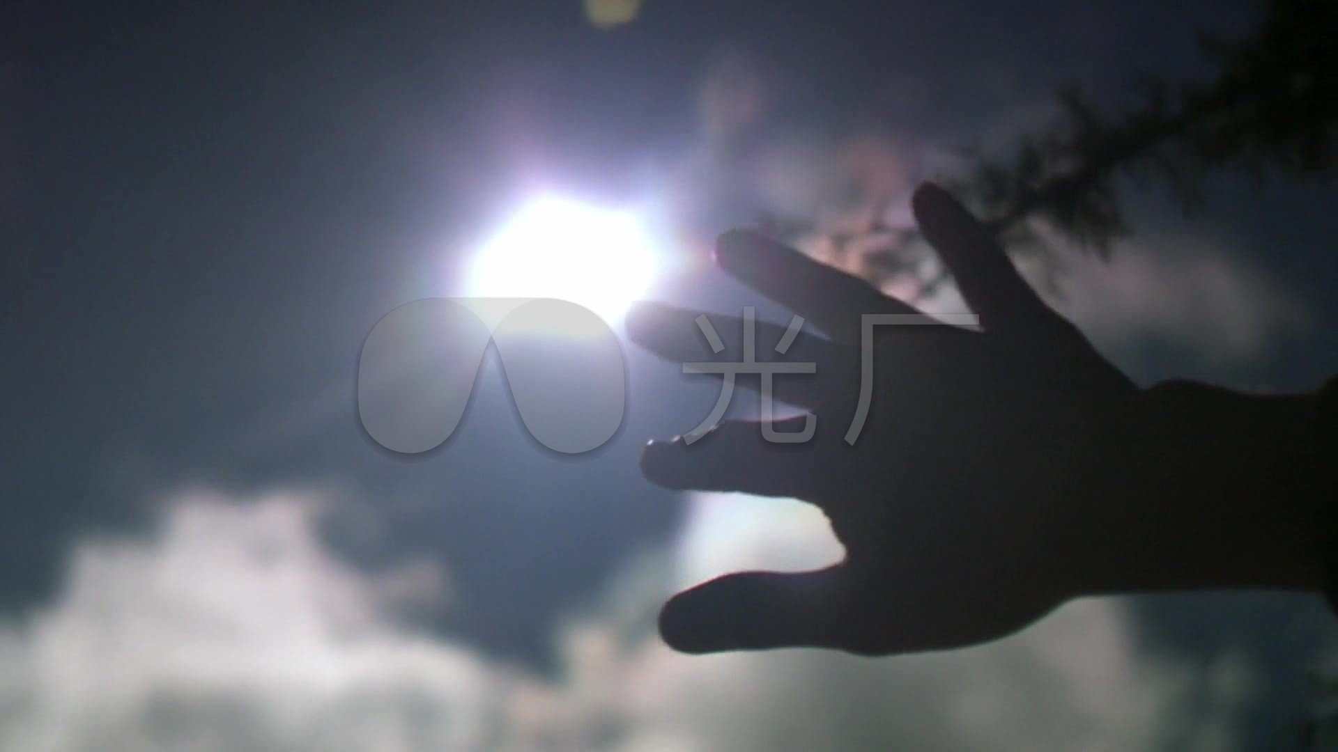 阳光男孩手掌手指遮住太阳_1920x1080_高清视频素材