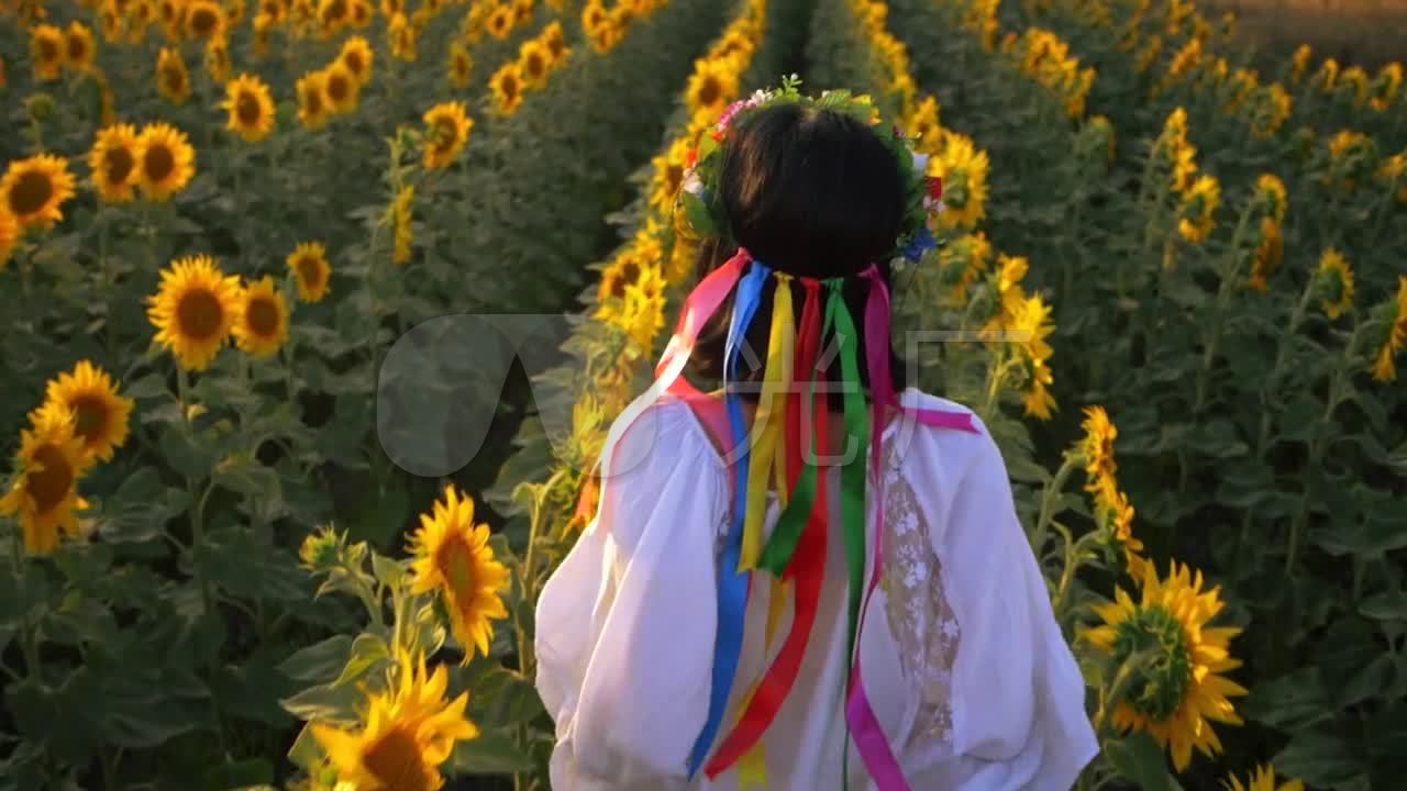 浪漫唯美女孩向日葵中奔跑