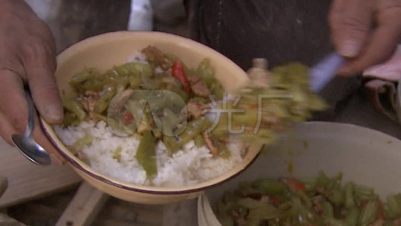 建筑工地农民工吃饭午餐大锅饭盛饭吃饭_1280x720_(:)