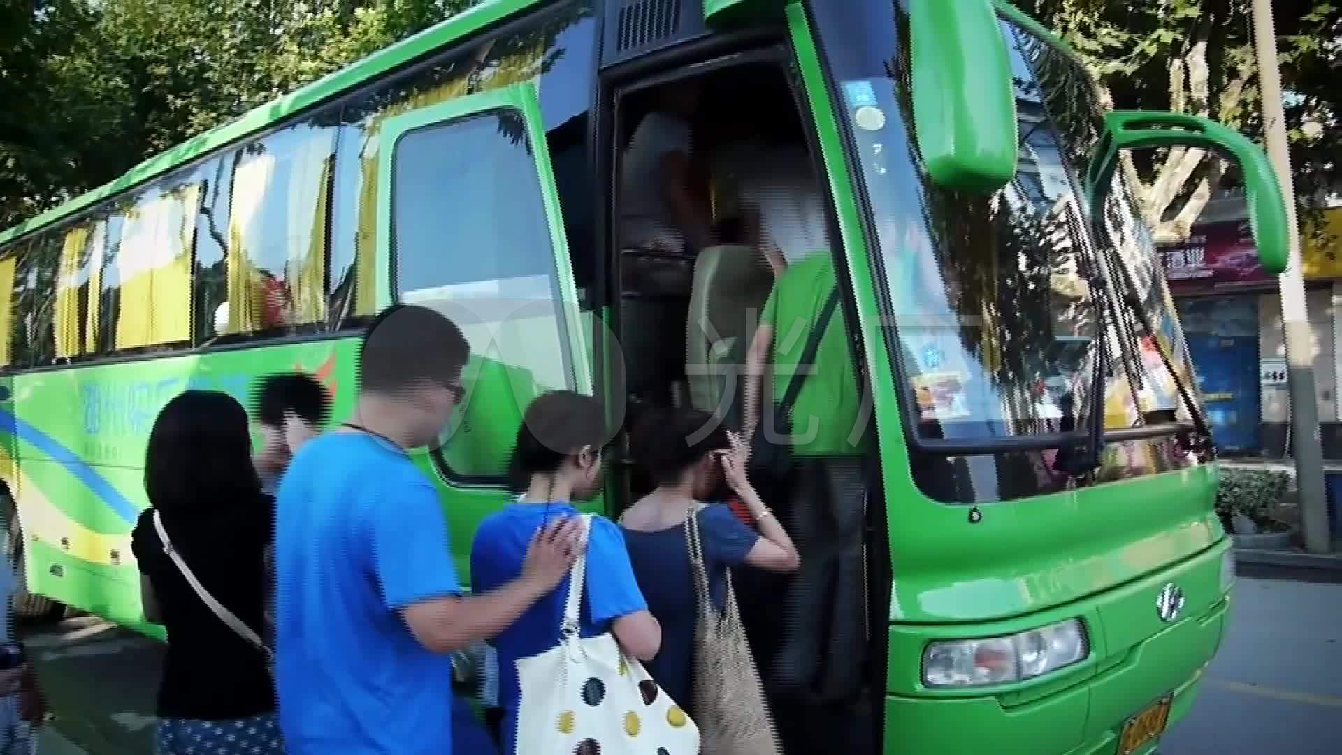 城市旅游大巴车乘车查看乘客上下车