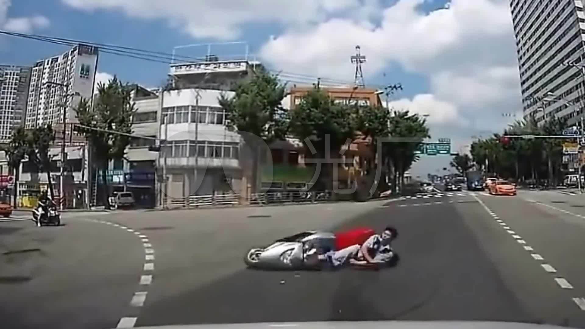 车祸路口摩托车急刹车方向失控_1920x1080_高清视频素材下载(编号