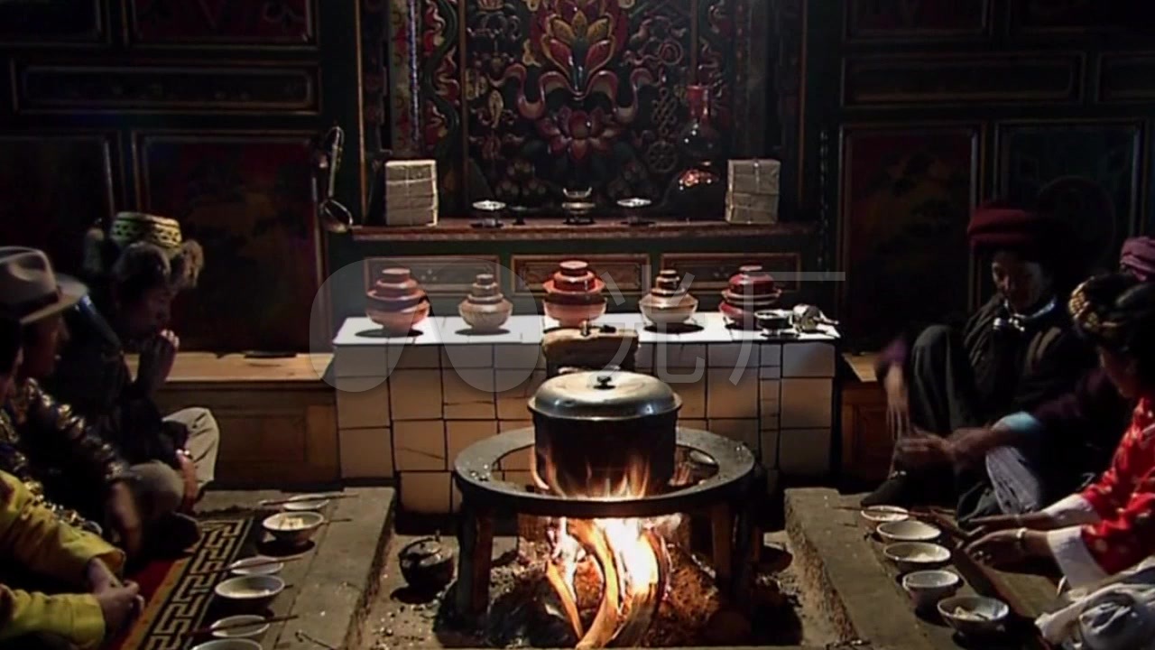 丽江摩梭人母系氏族烧火做饭盛饭吃饭