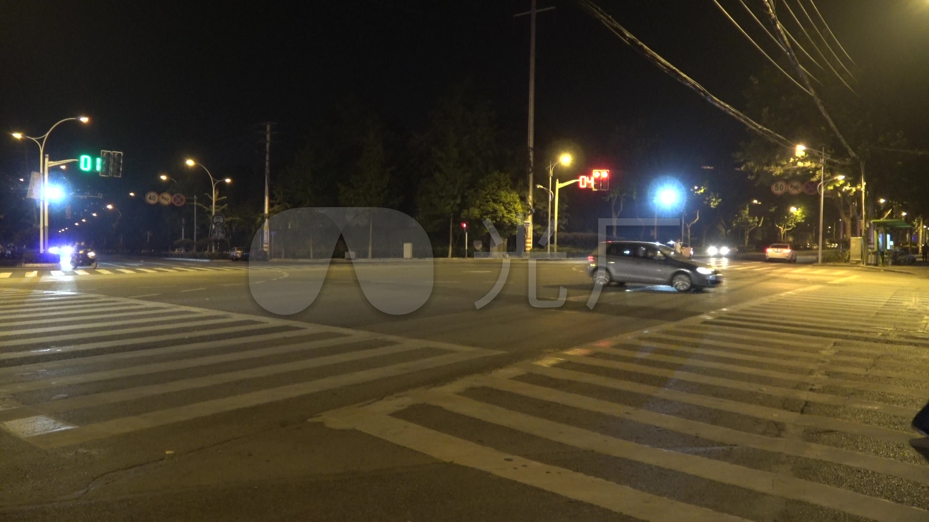 夜晚十字路口斑马线车辆行人红绿灯_3840x2160_高清