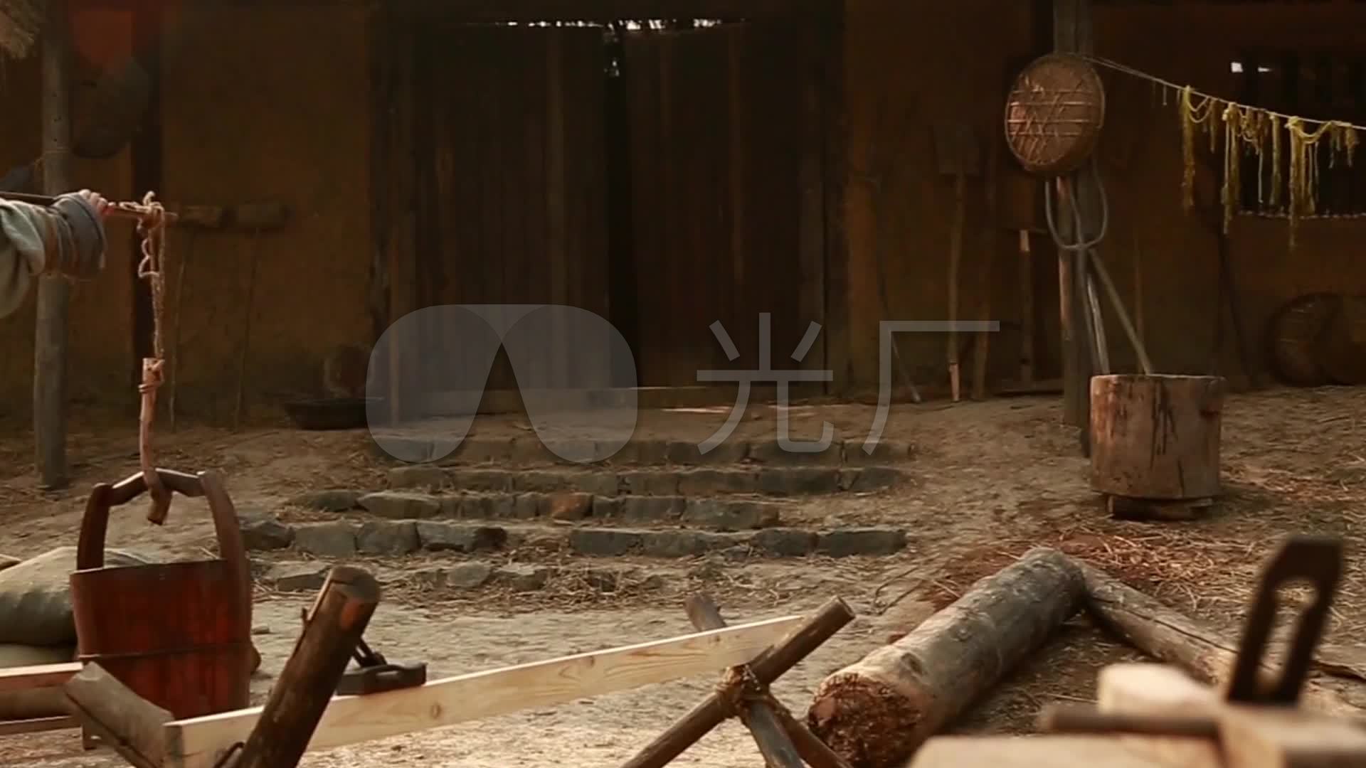 古代农家生活农民挑水_1920x1080_高清视频素材下载