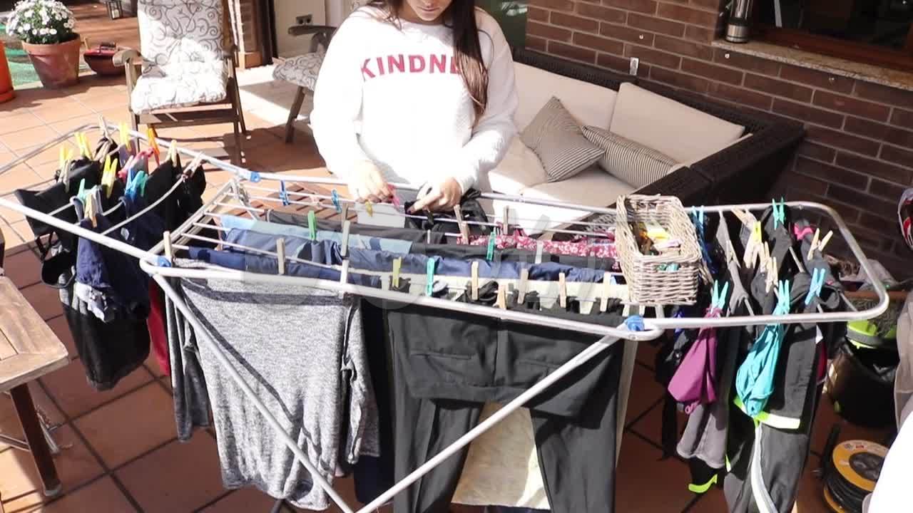 晾衣服晾衣架外国女人家庭妇女素材