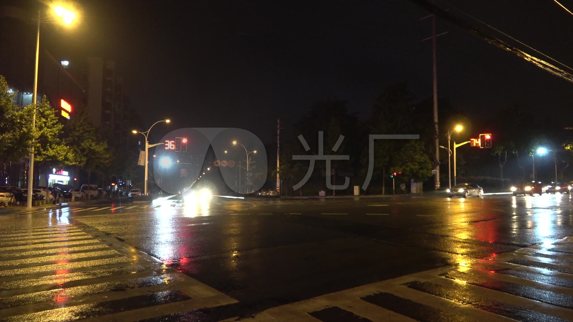 夜晚雨天路口斑马线红绿灯车辆潮湿路面_01080
