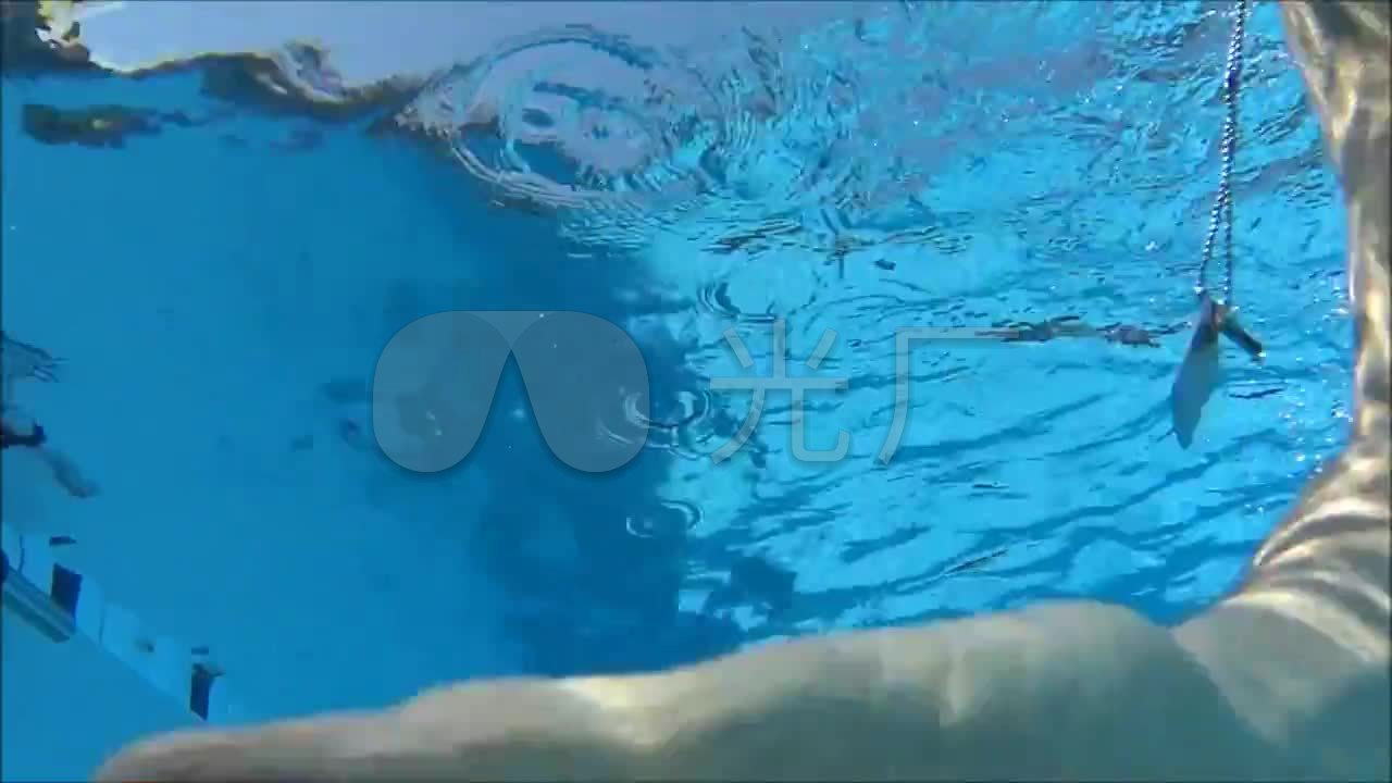 外国美女水下游泳动作