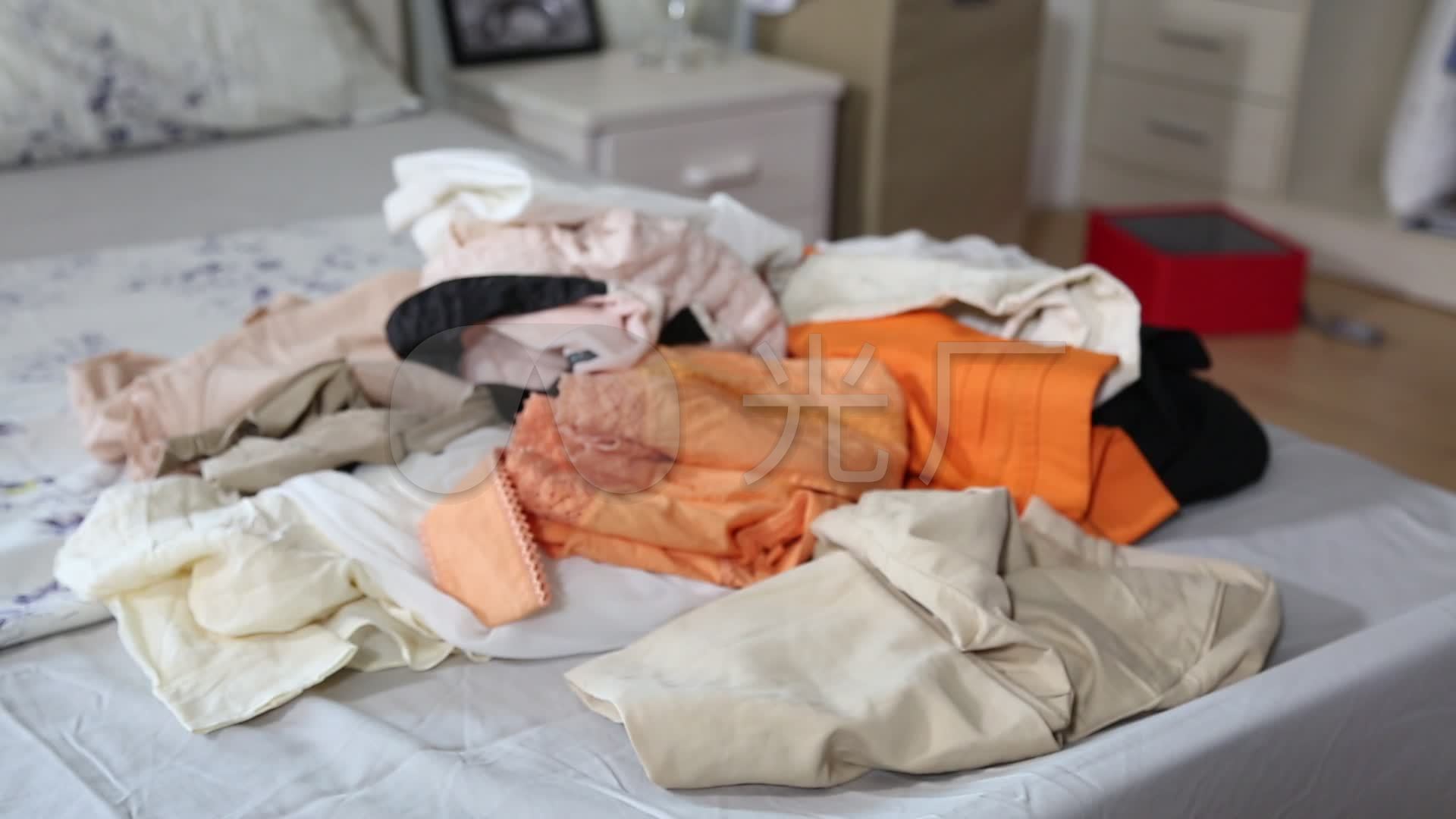 很多衣服胡乱推在床上_1920x1080_高清视频素材下载