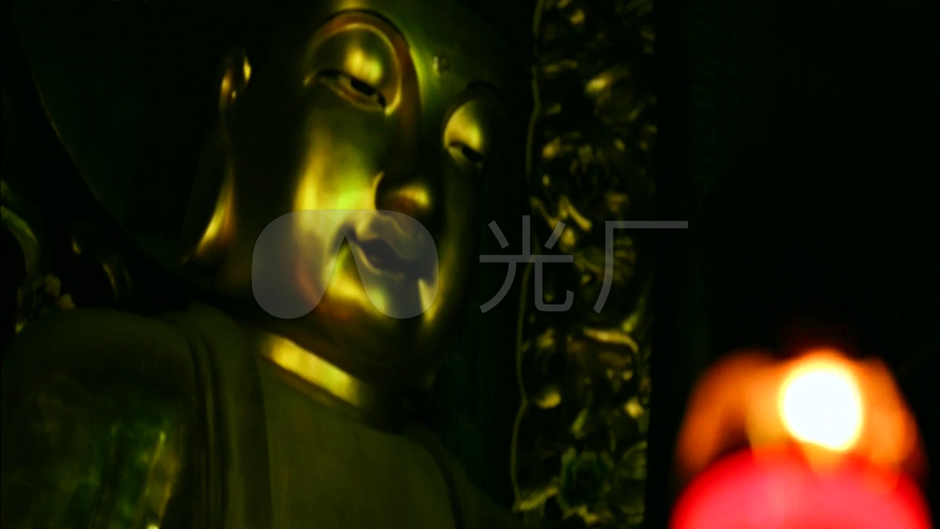 寺院僧人做法事敲木鱼翻看经书祭拜佛祖佛灯