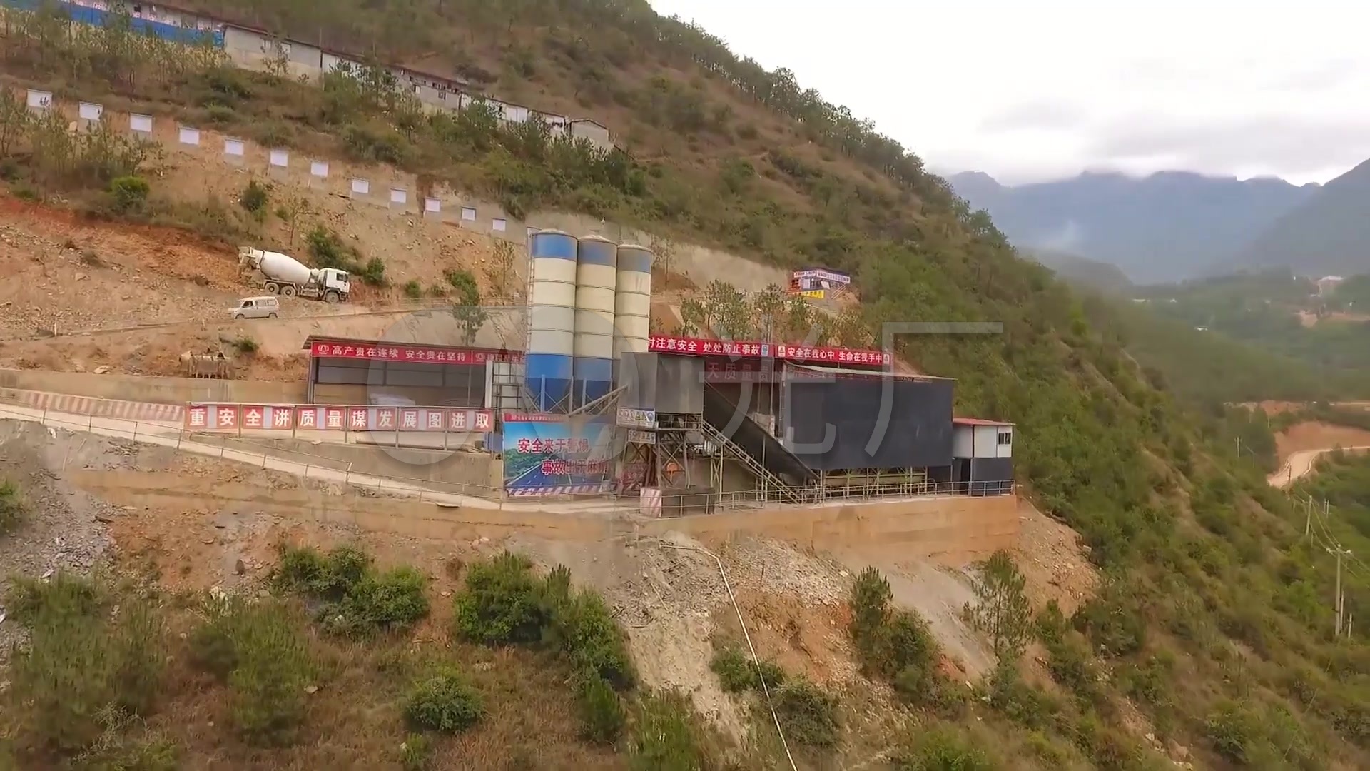 玉龙雪山下丽香高速公路