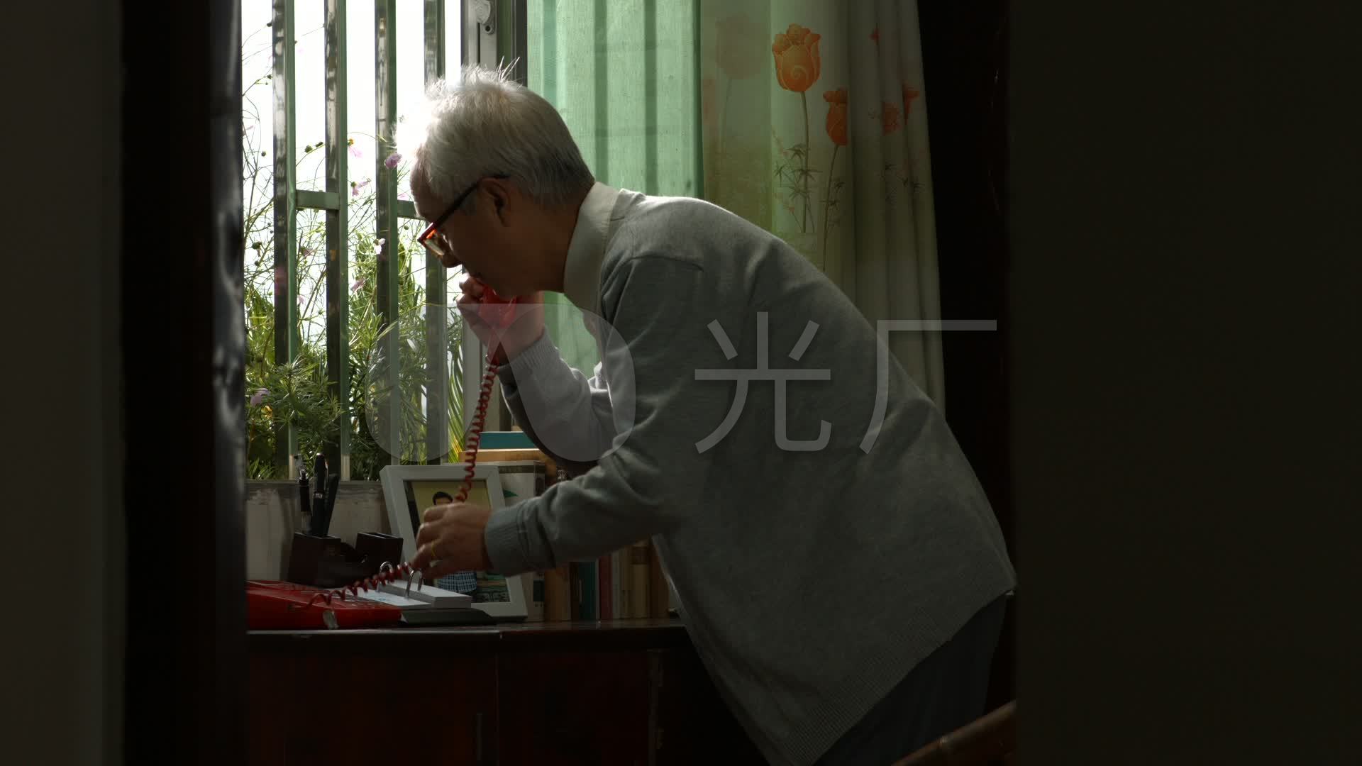 独居老人男子打电话背影窗边_1920x1080_高清视频素材