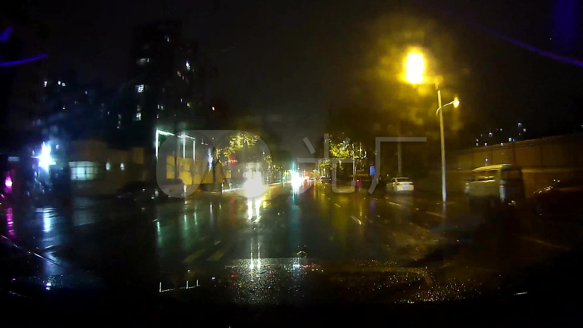 秋天雨天夜晚驾车地面落叶路灯_01080_高清