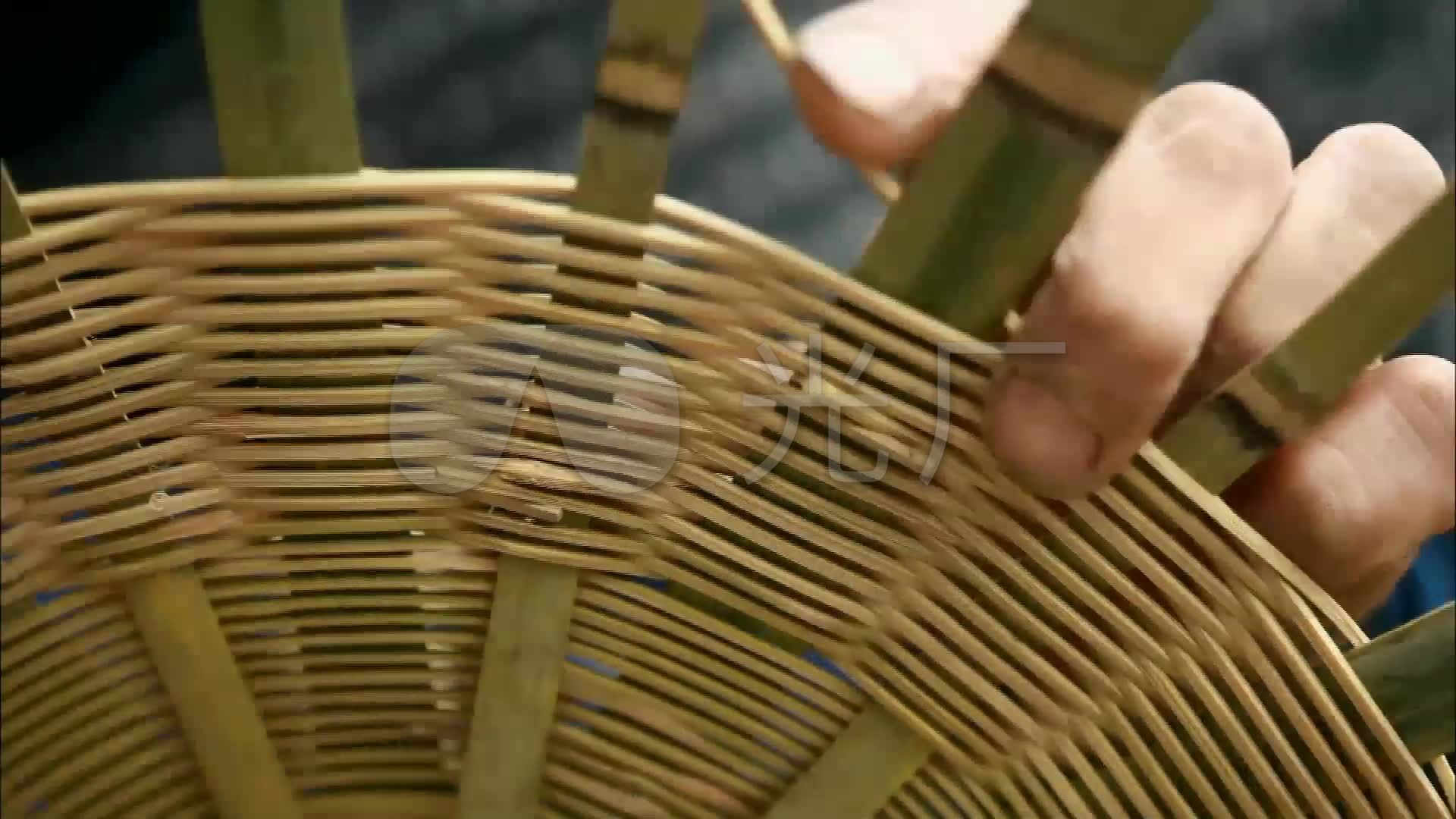 农民用竹子编竹篮手工艺