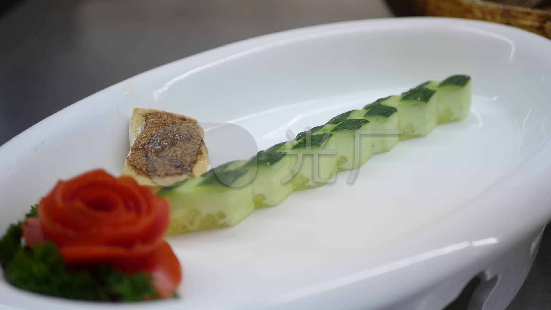 超清厨师在厨房做菜摆盘5