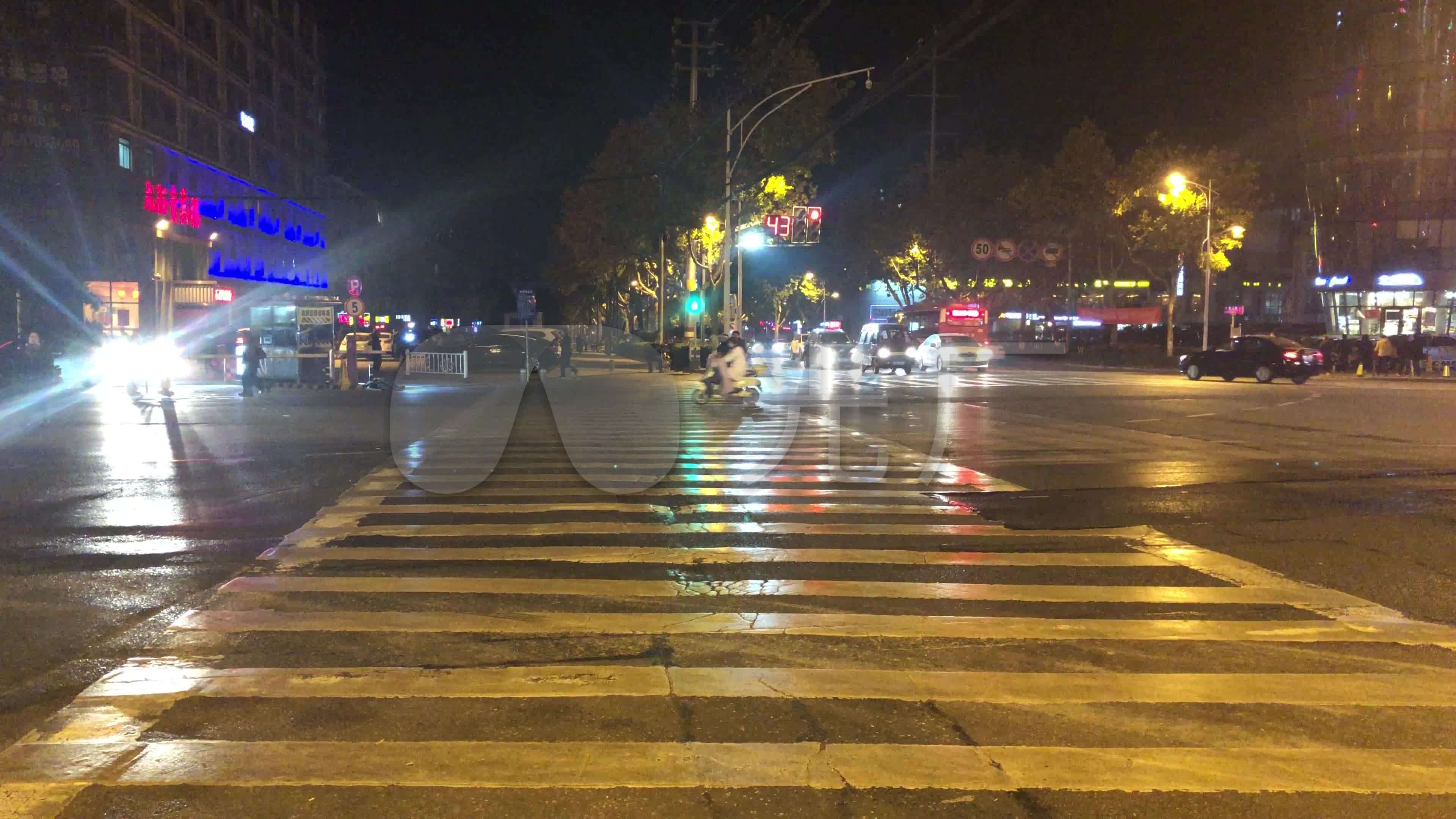 夜晚街头行人稀少斑马线_3840x2160_高清视频素材下载