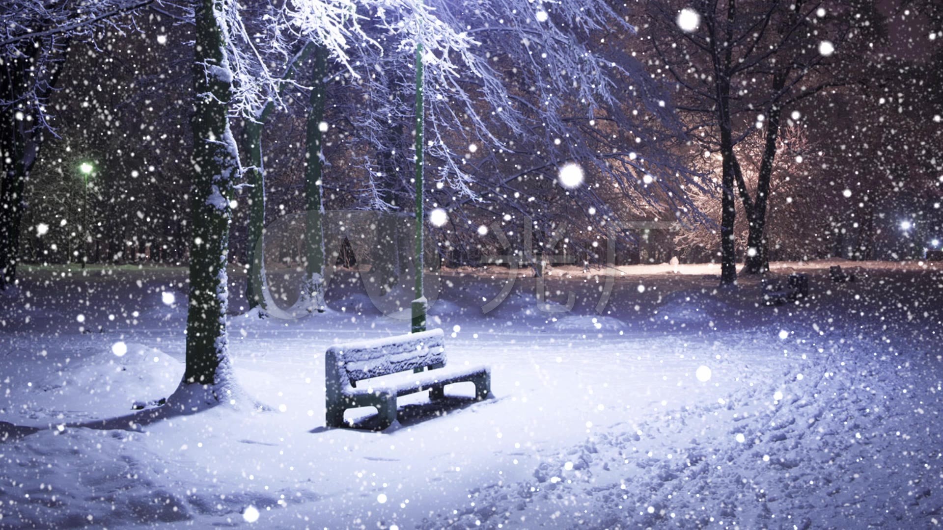 大雪纷飞路灯椅子雪景冬季视频