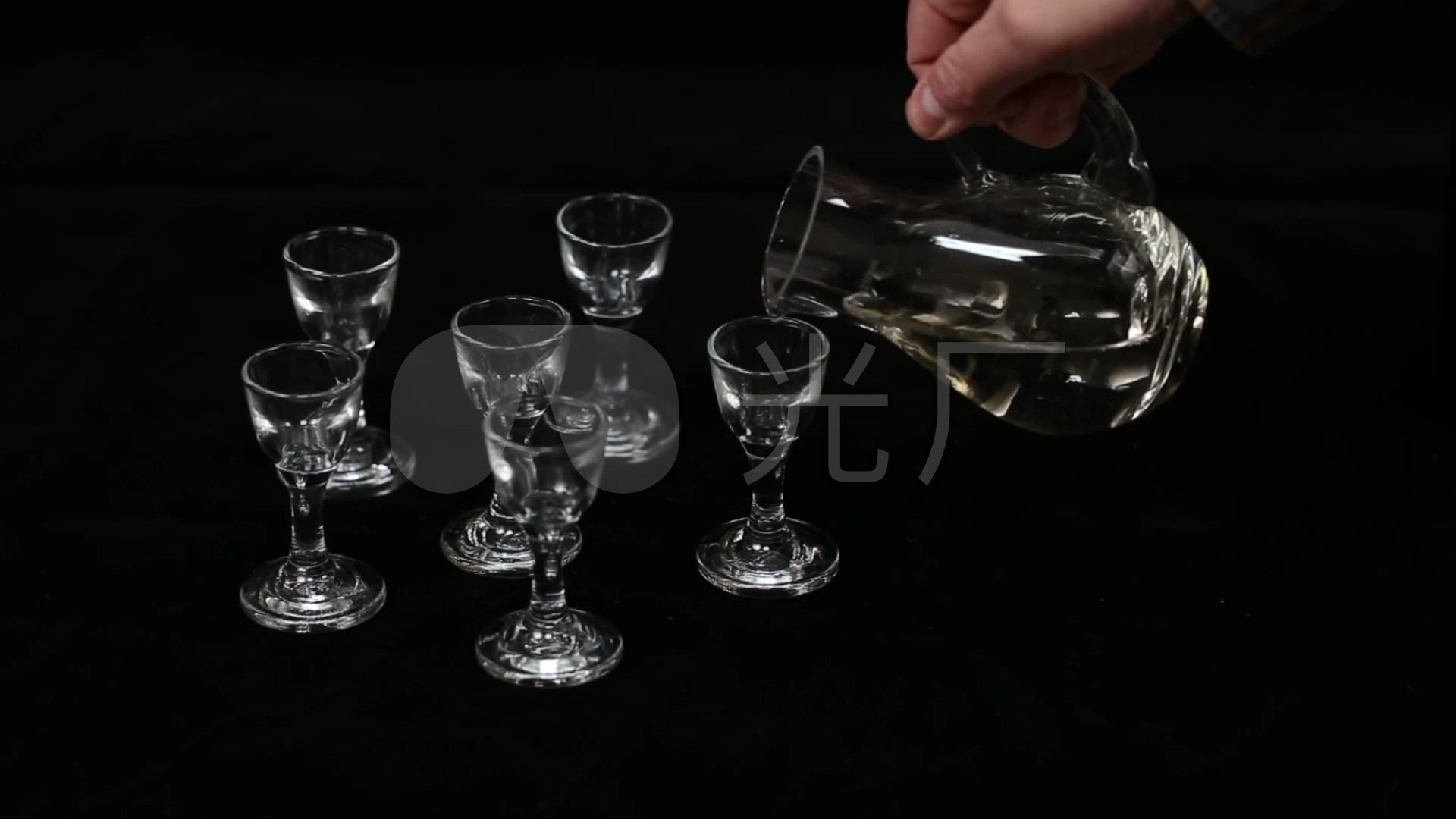 酒杯倒酒白酒文化