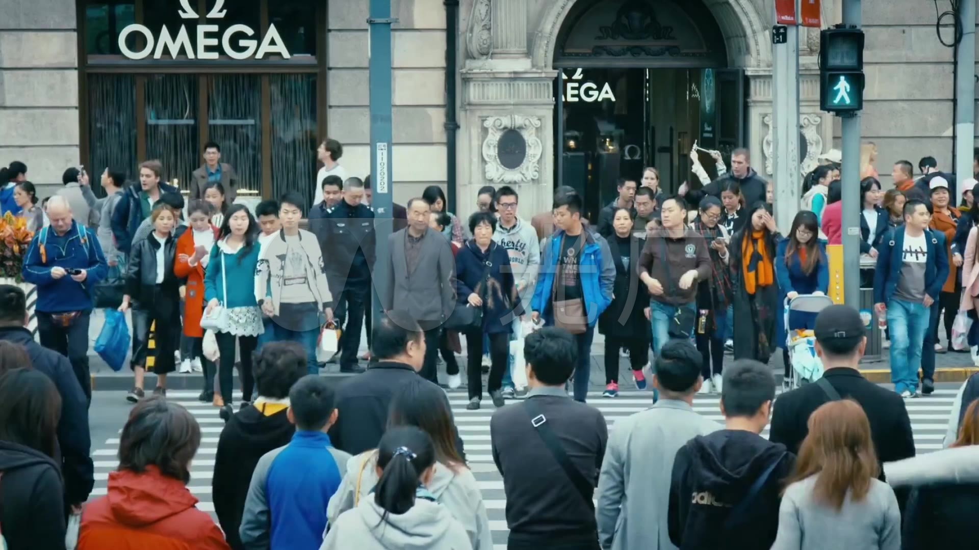 街口繁忙人群脚步