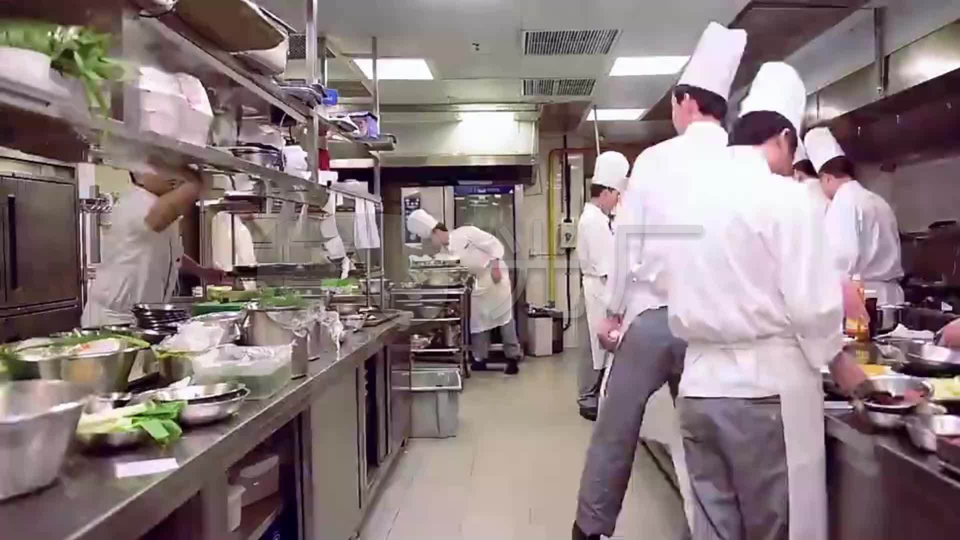 饭店后厨厨房厨师忙碌炒菜(延时拍摄)