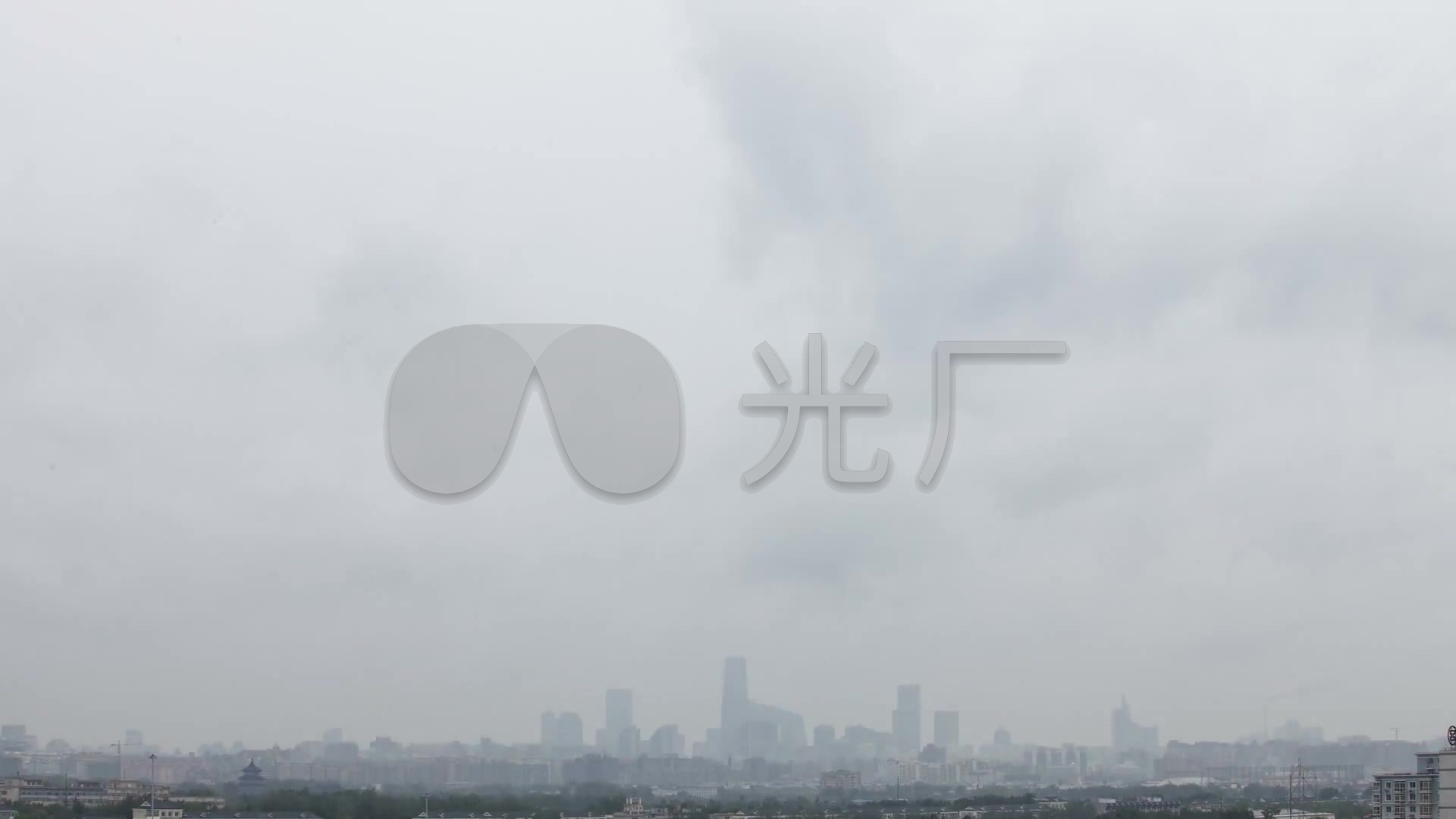 城市雾霾天气天空乌云