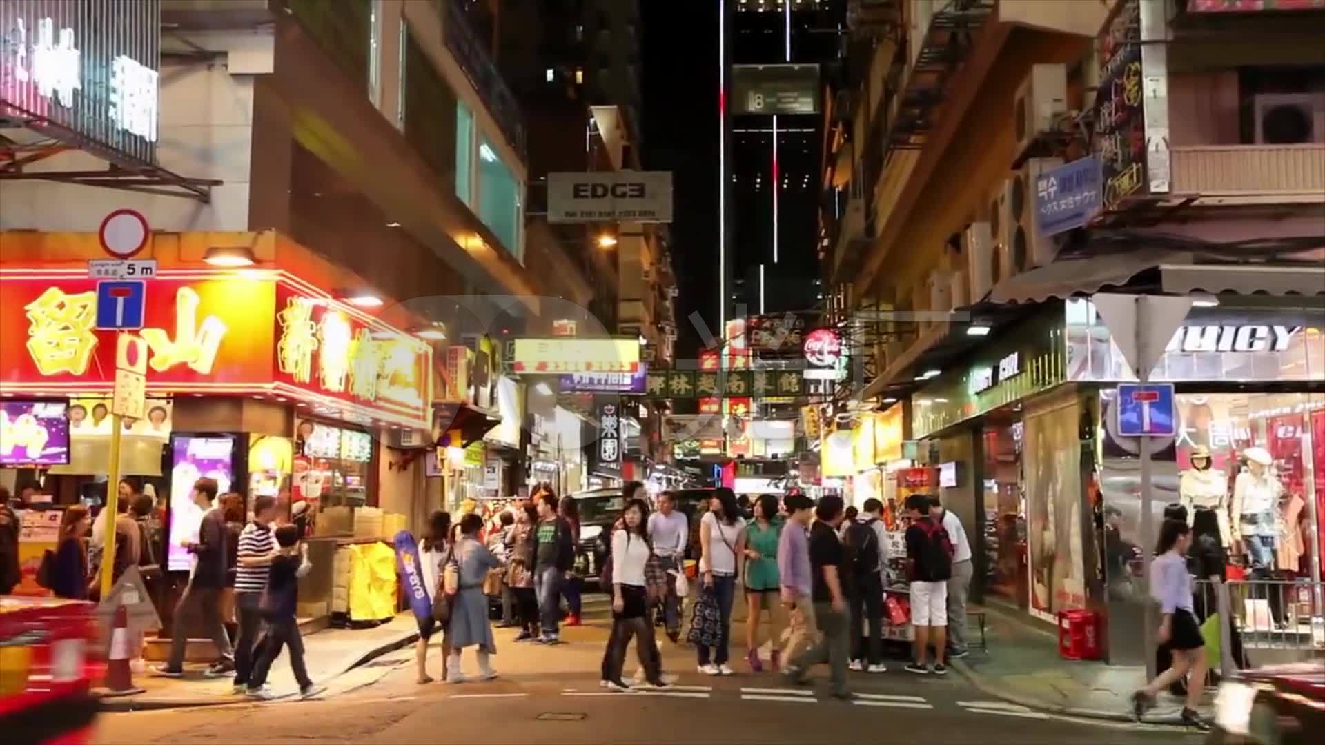 夜晚逛街的行人行驶的车辆