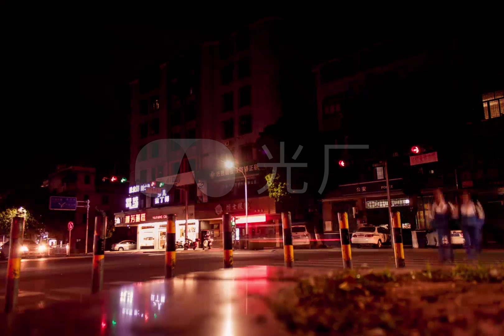 夜晚街角派出所斑马线商铺路人