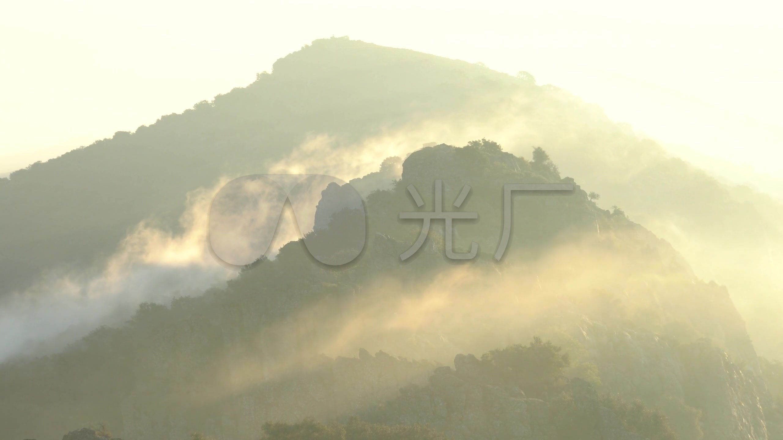 阳光下山顶上的雾_2560x1440_高清视频素材下载(编号:2068809)_实拍
