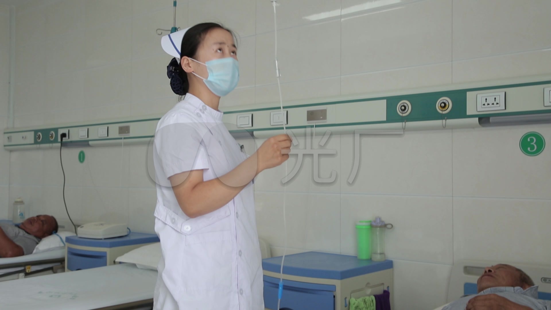 护士配药给患者打点滴护士站病房