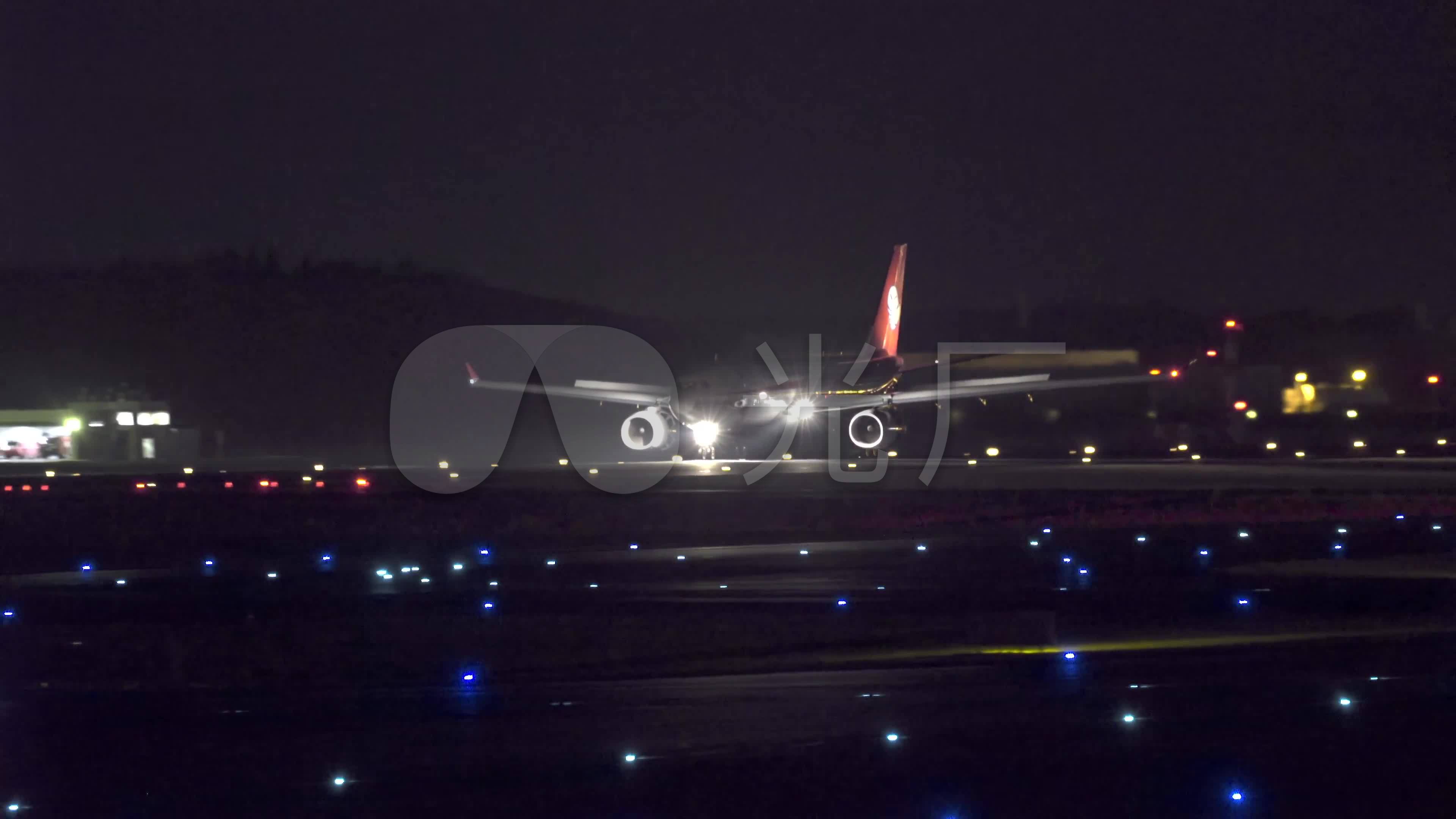 四川航空飞机夜间降落