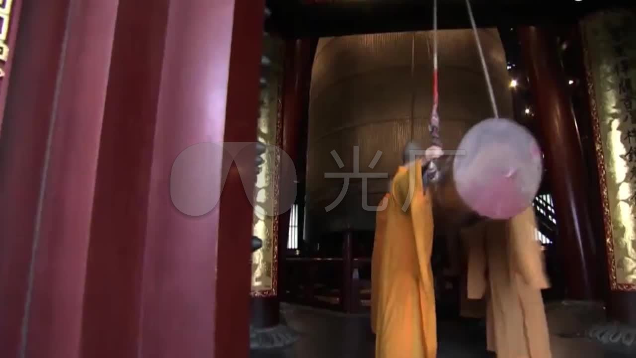 僧人和尚撞钟寒山寺桃花桃林古代园林湖水河