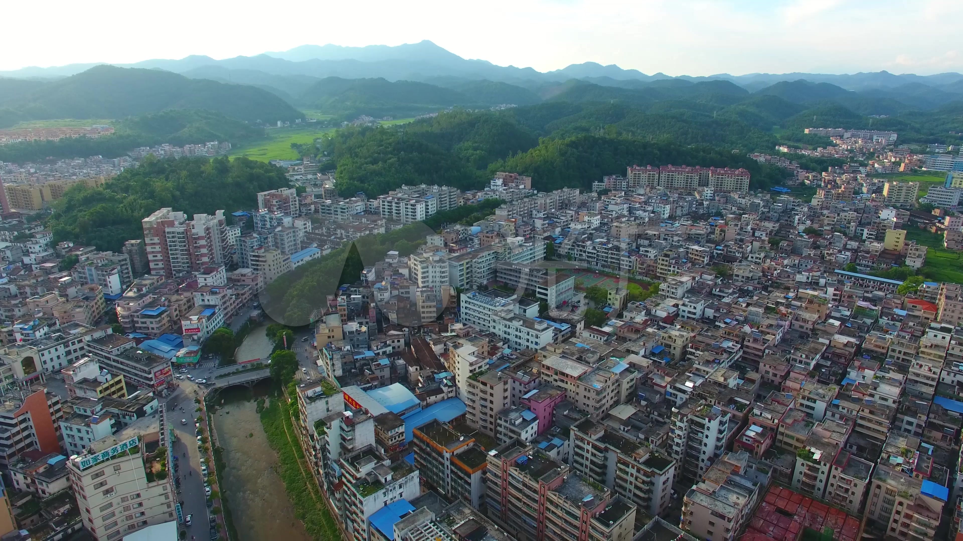 广宁县县城航拍广宁县城市大景广东_3840x2160_高清