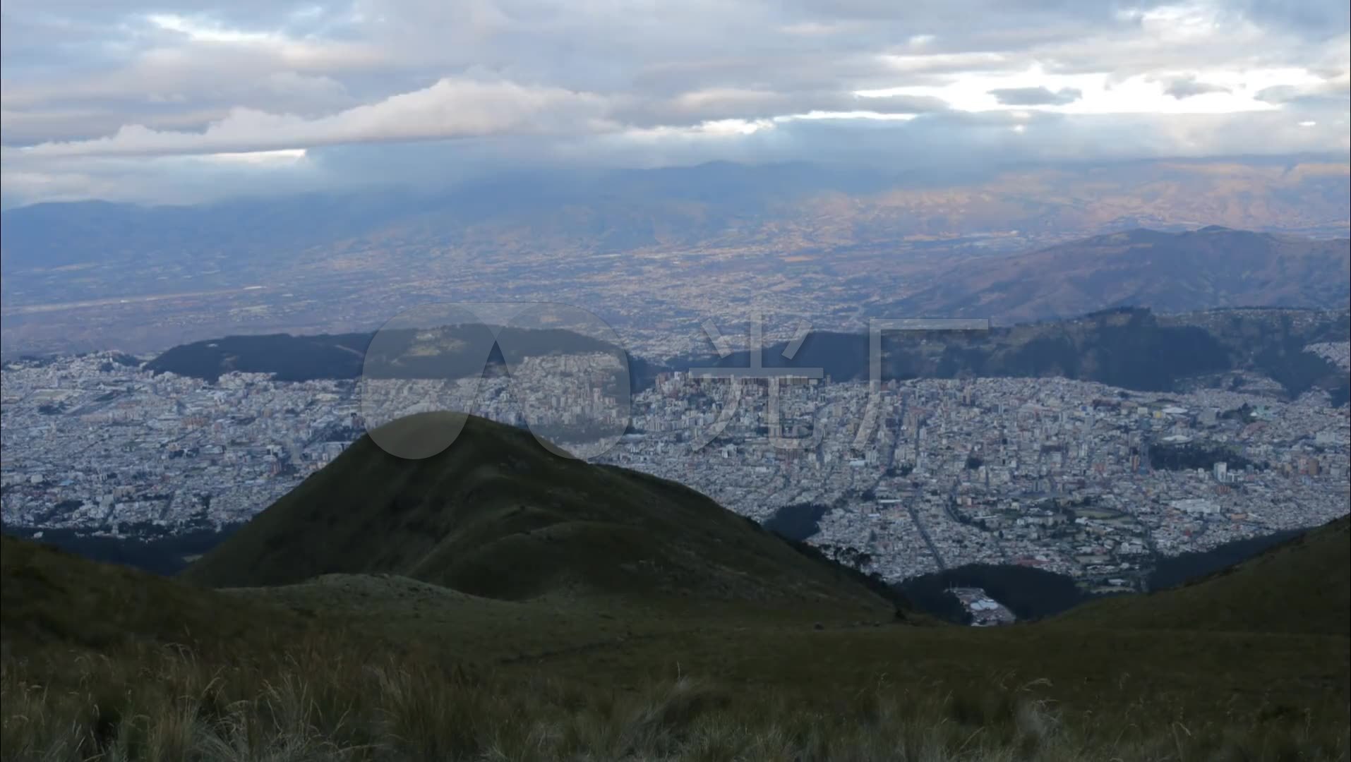 从山顶俯瞰城市