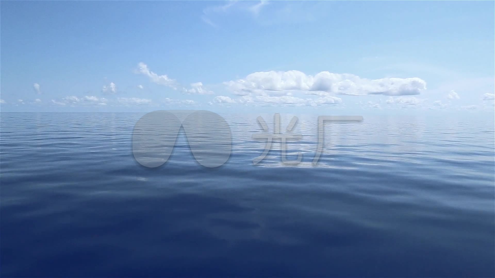 三维蓝色平静海洋水面蓝天白云