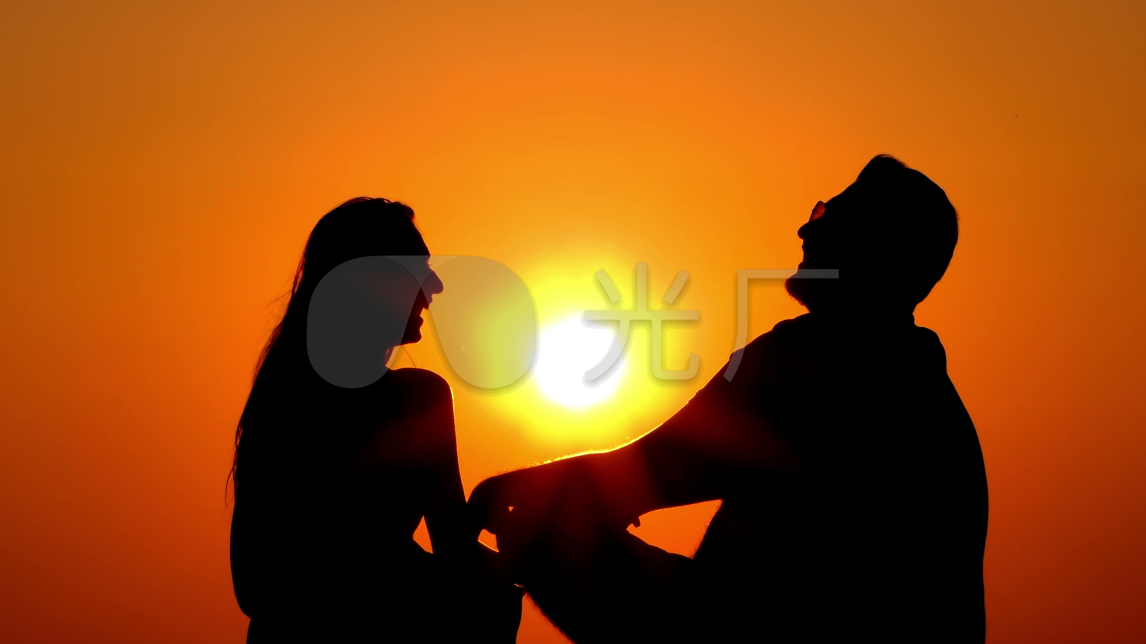 夕阳情侣剪影_3840x2160_高清视频素材下载(编号:)