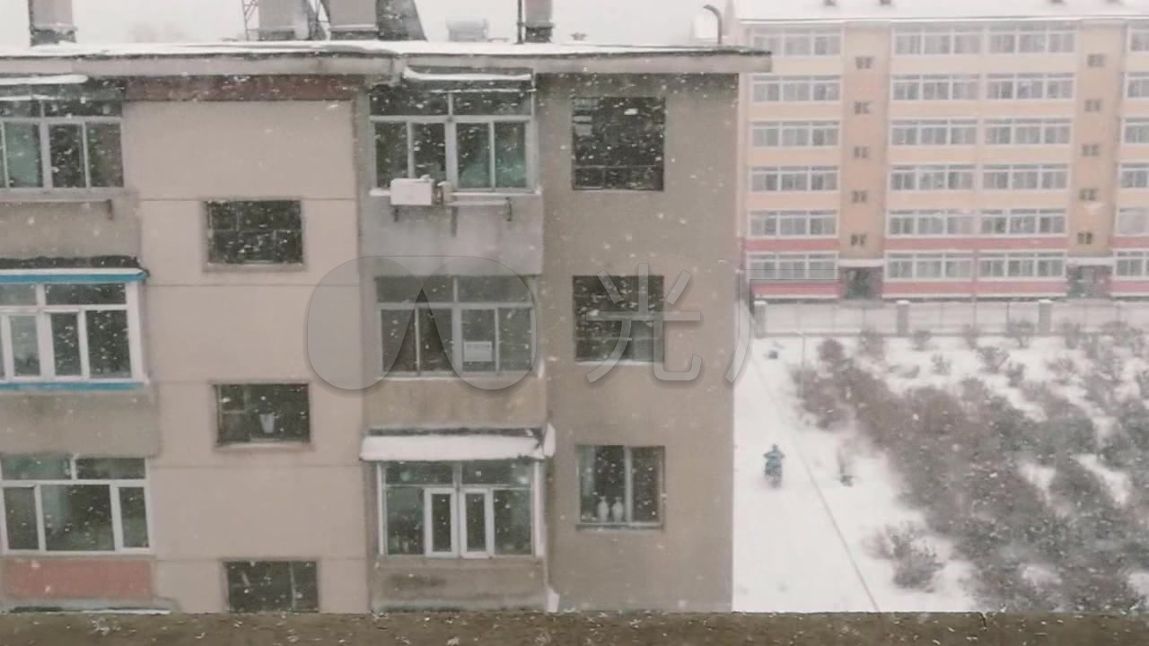 老旧小区窗外阳台观雪_1280x720_高清视频素材下载(:)