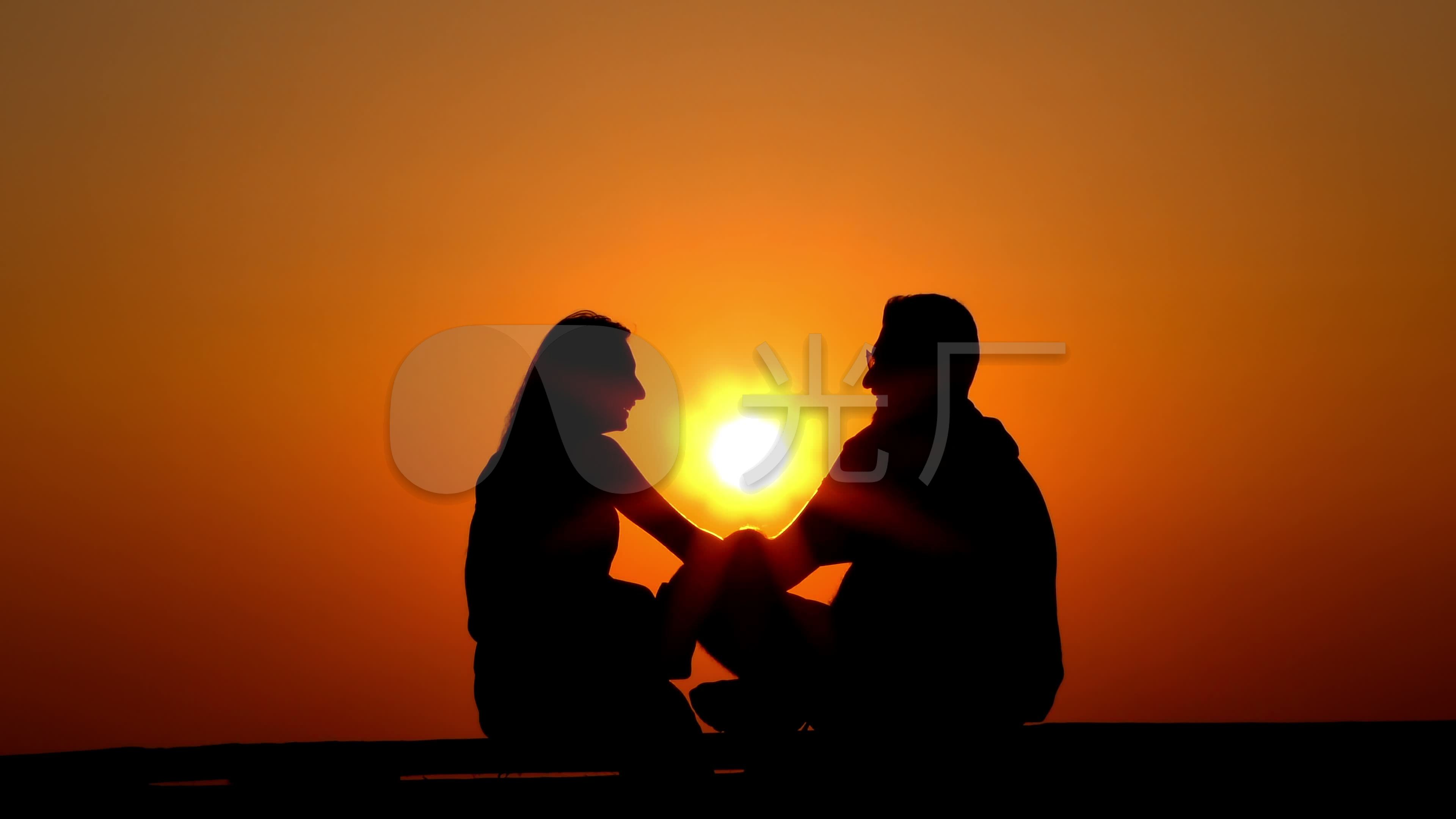 夕阳下约会的情侣
