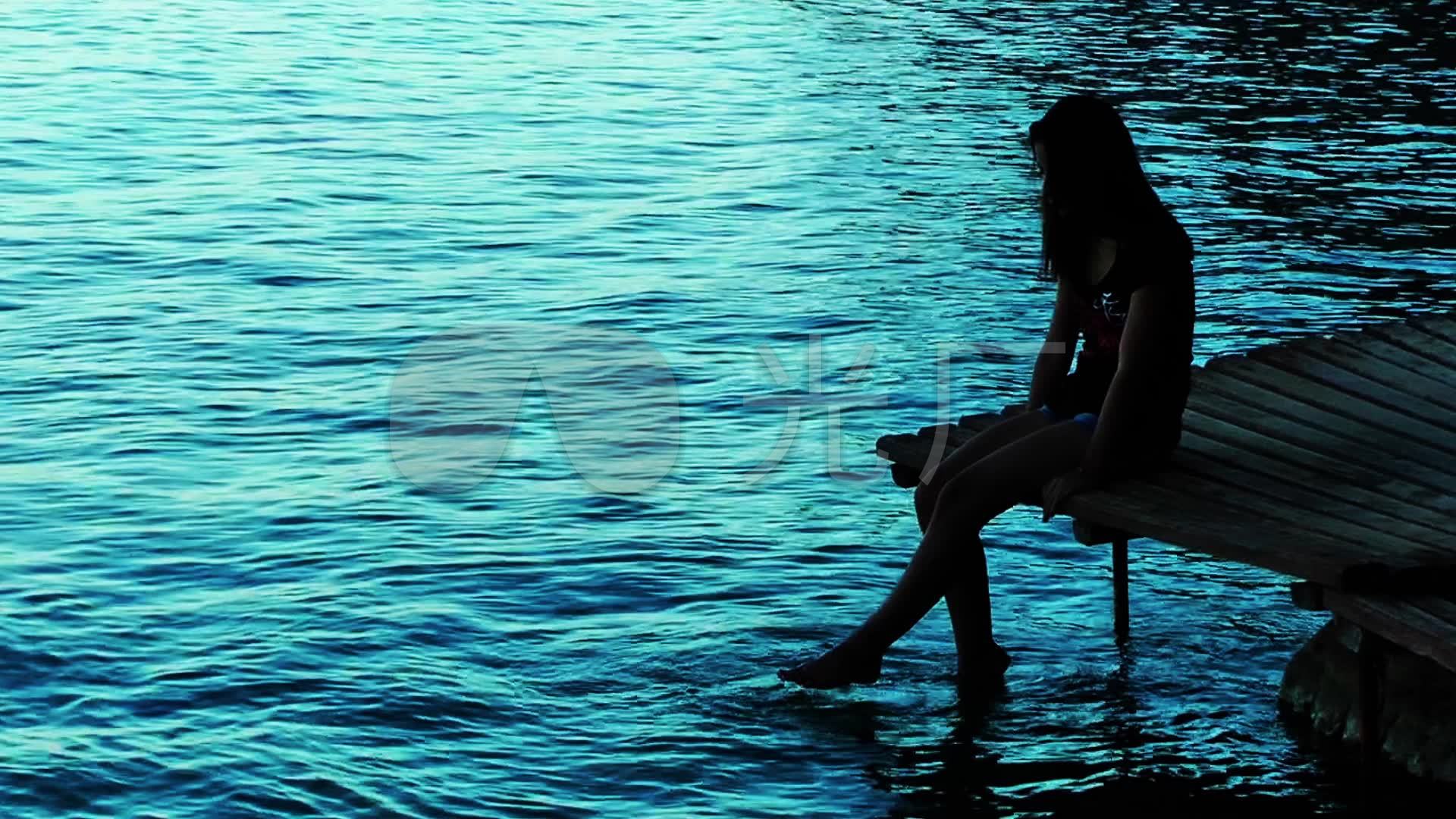 坐在湖边的美女剪影
