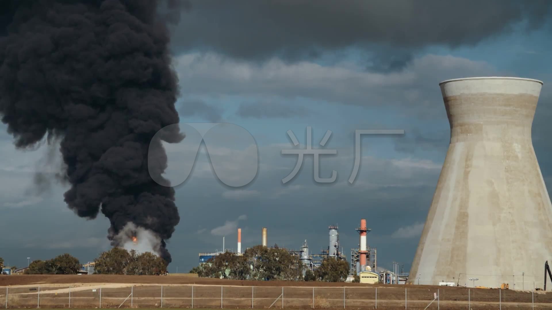 炼油厂爆炸事故冒黑烟火灾烟囱工_1920x1080_高清视频