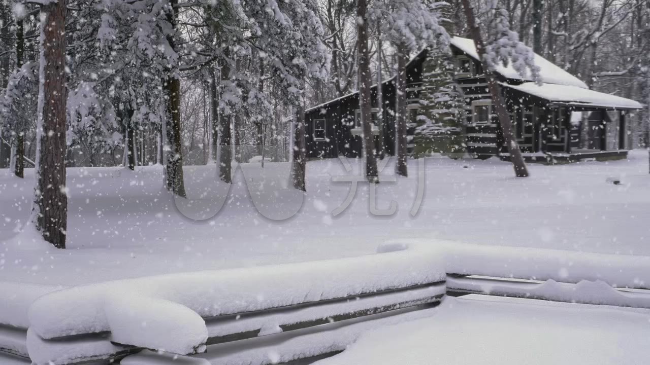 白雪皑皑下雪场景