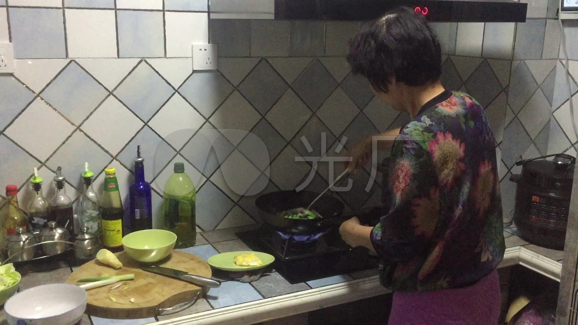母亲父母做饭厨房烹饪炒菜儿女
