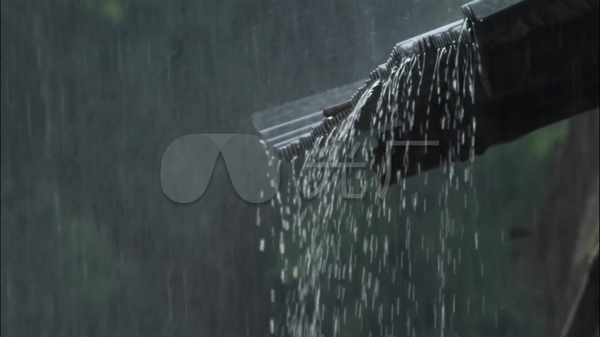 农村乡村屋檐下雨天视频素材_雨水滴落