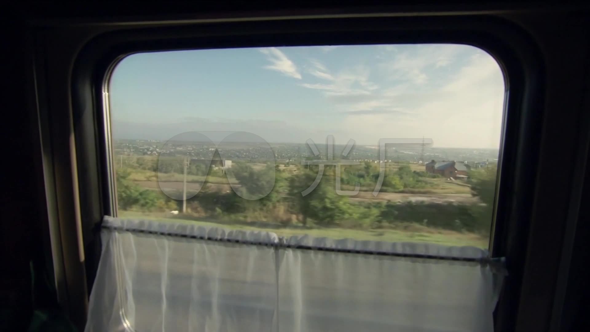 行驶中的火车窗外风景景色_旅途旅行风景视_1920x1080