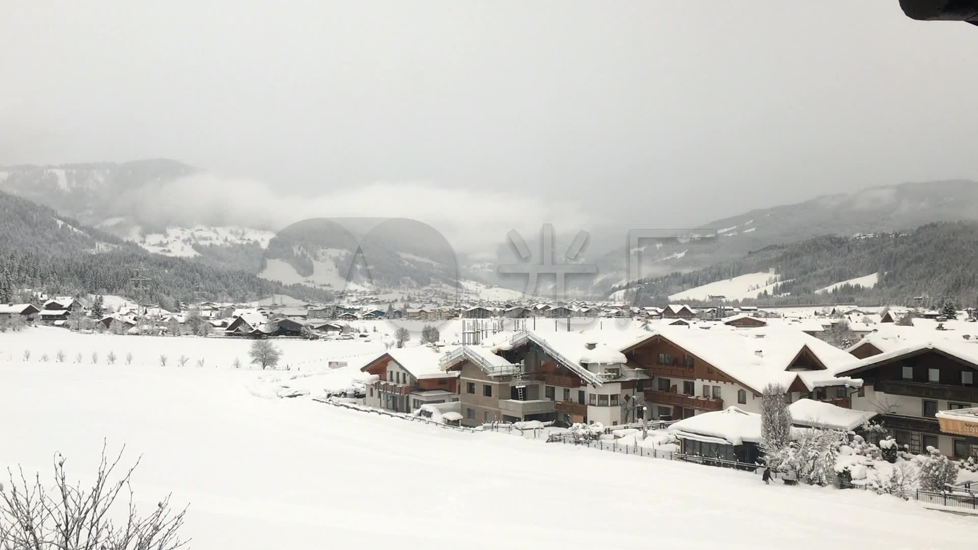 远山雪景