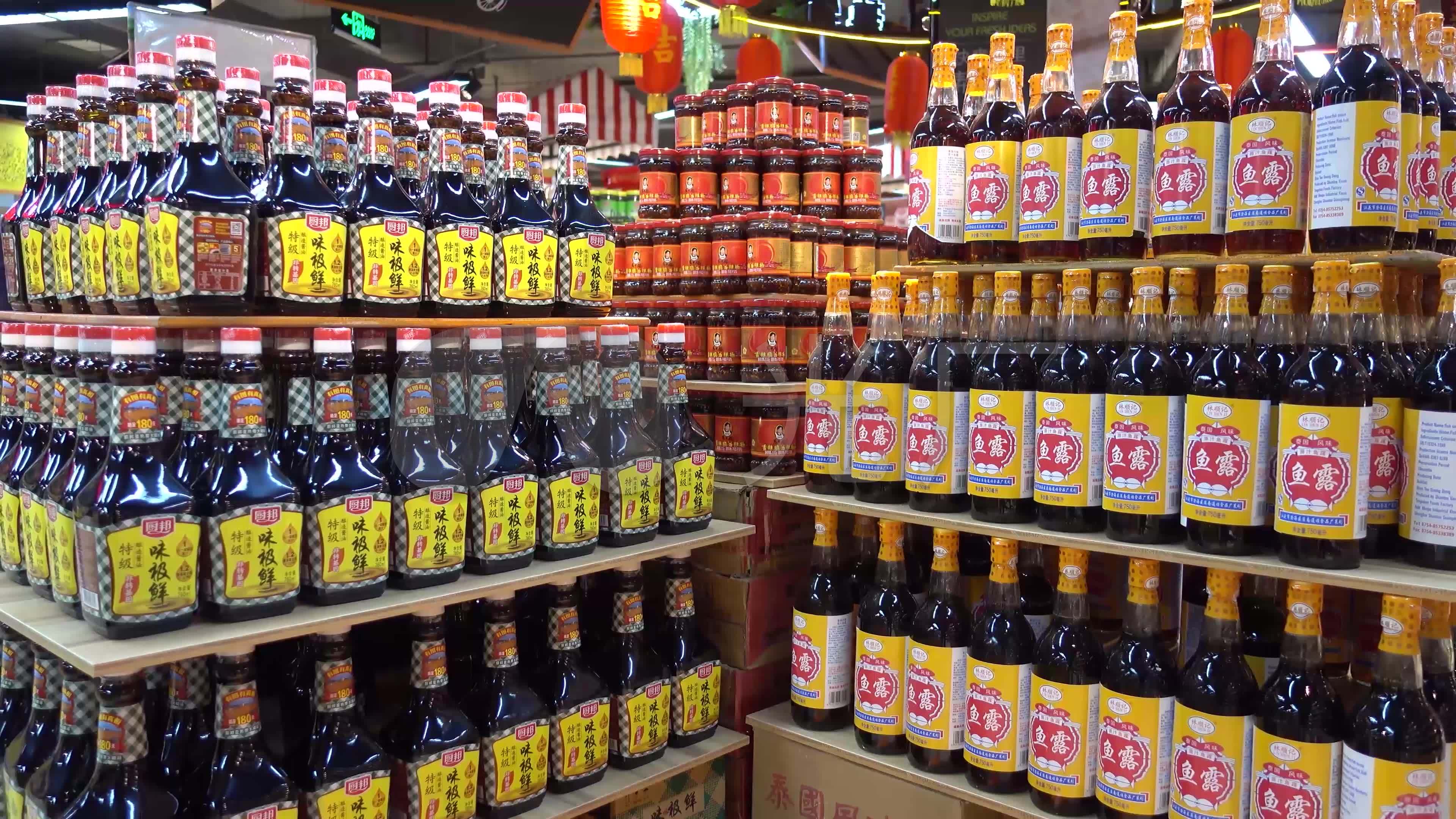 商店超市货架商品琳琅满目酸奶食用油酱油摆