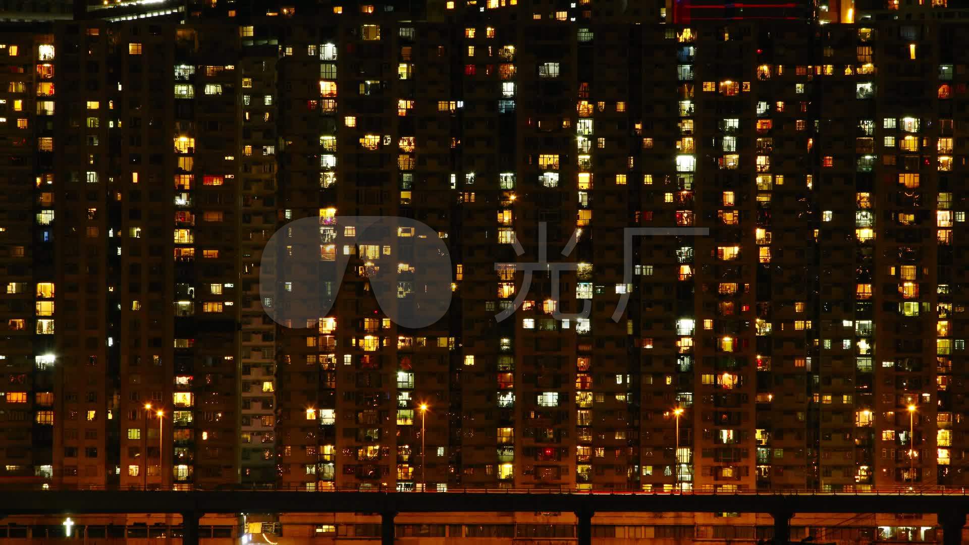 夜间单元楼房灯光通明